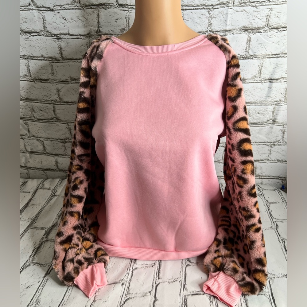 B0049 NWT PINK and BROWN  Sweatshirt